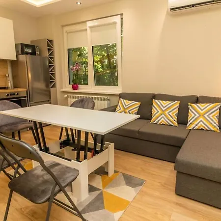 Apartment Stylish And Modern Top Central Apartment